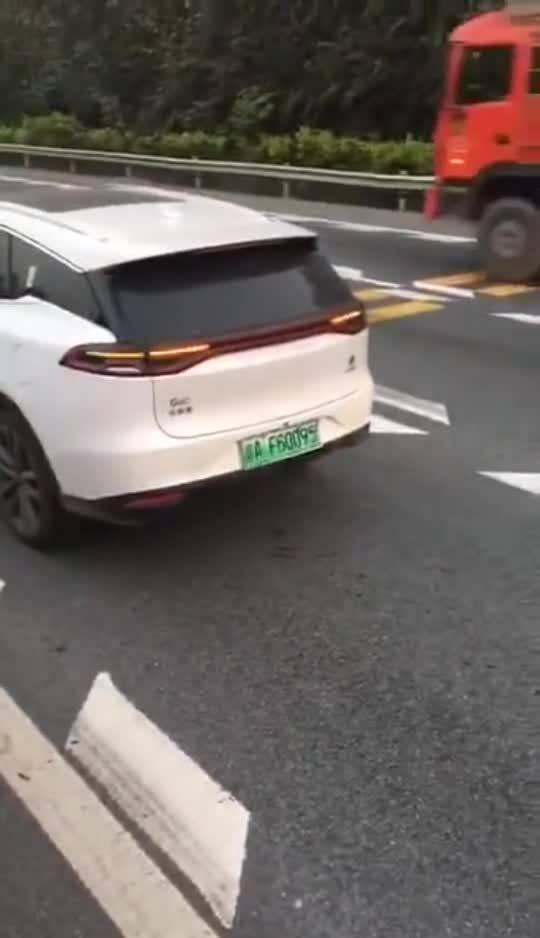 中国国产车被撞视频,揭秘安全性能与驾驶体验